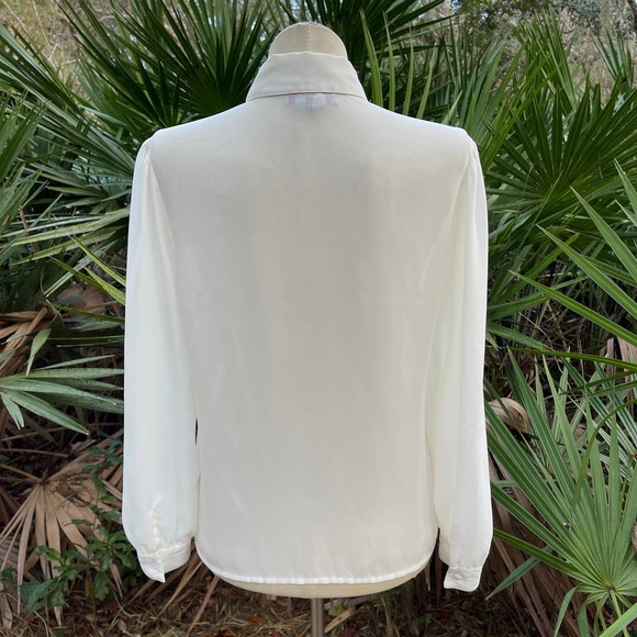 90s Cream Blouse Pleat Front Collar Chain Volup by Laura and Jane - Picture 2 of 10